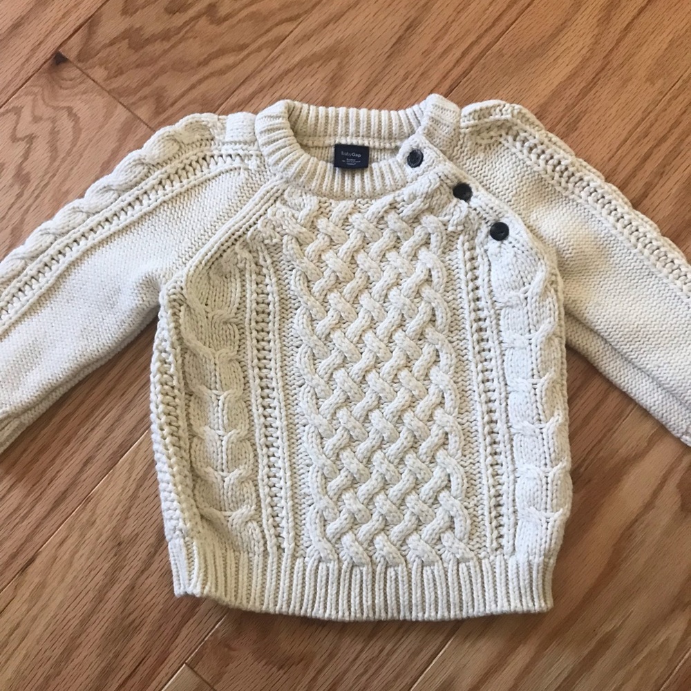 White knit gap sweater